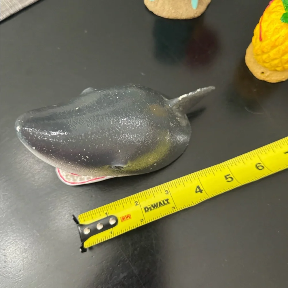 Set of aquarium figurines